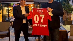 Başkan Uysal, Antalyaspor forması hediye etti