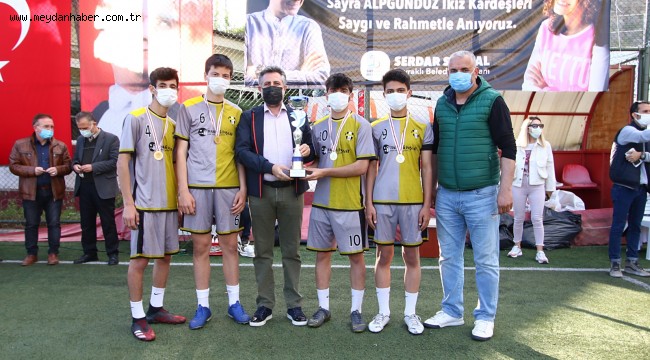 BAYRAKLI'DA HER MAHALLEDE 23 NİSAN COŞKUSU Depremzede ikiz kardeşler anısına düzenlenen turnuvalarda bin 200 sporcu yarıştı