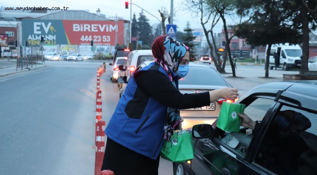 BELEDİYE TRAFİĞE TAKILANLARA SU VE HURMA DAĞITTI