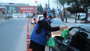 BELEDİYE TRAFİĞE TAKILANLARA SU VE HURMA DAĞITTI