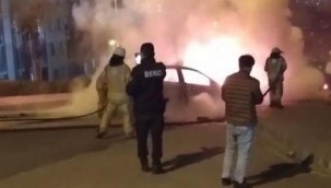 Benzin dolarken yanında sigara içildi; araç küle döndü