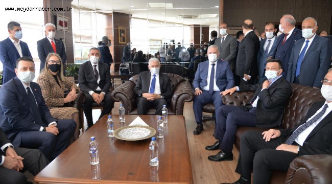 Binali Yıldırım Menemen Belediyesi'ni ziyaret etti