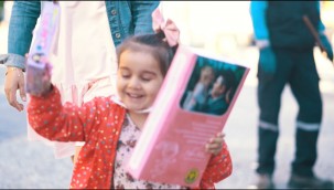 Buca'nın dört bir yanında çocuklara 23 Nisan hediyesi