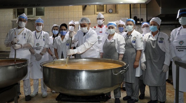 DEMİREL AŞEVİNDE AŞÇILARLA YEMEK PİŞİRDİ