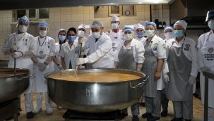 DEMİREL AŞEVİNDE AŞÇILARLA YEMEK PİŞİRDİ