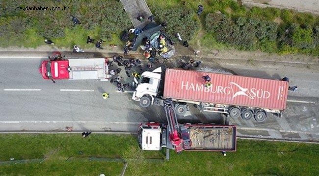 Devrilen tırın altında kalan otomobil alev aldı, sürücü hayatını kaybetti