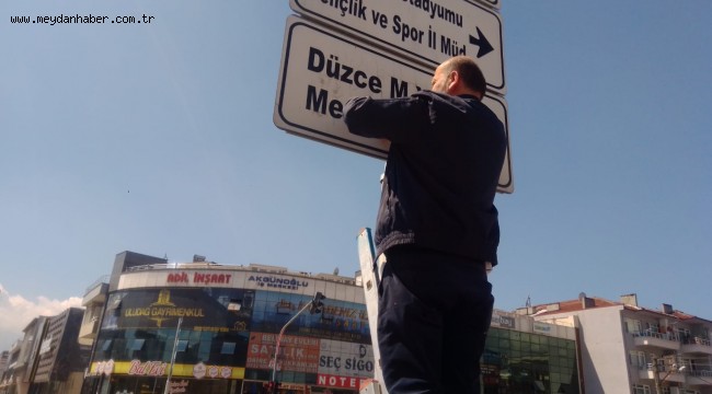 ESKİ TABELALAR YERİNE YENİLERİ TAKILIYOR