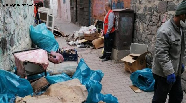 Evden 5 traktör dolusu çöp çıktı