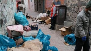 Evden 5 traktör dolusu çöp çıktı