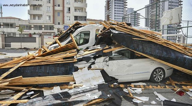 Gaziantep'te rüzgarın neden olduğu hasar tespit ediliyor