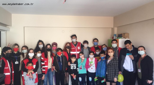 GÖNÜLLÜ GENÇLER ÇOCUKLARIN YÜZÜNÜ GÜLDÜRÜYOR