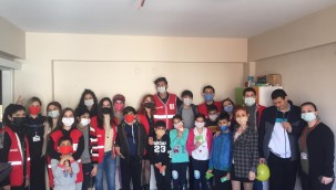 GÖNÜLLÜ GENÇLER ÇOCUKLARIN YÜZÜNÜ GÜLDÜRÜYOR