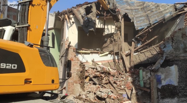 İki Katlı Metruk Bina Yıkıldı