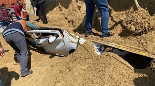 İstanbul'da kum yüklü tır otomobilin üstüne devrildi