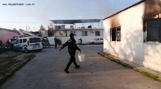 İtfaiye yangın çıkan eve ulaşamadı, polisler kovalarla su taşıdı