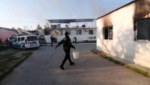 İtfaiye yangın çıkan eve ulaşamadı, polisler kovalarla su taşıdı