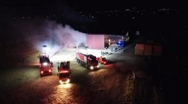 İzmir'de depo yangını: Binlerce balya saman kül oldu