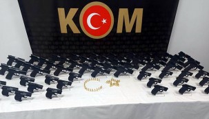 İzmir'de kamyonetten cephanelik çıktı