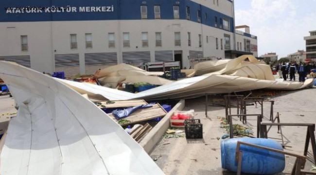İzmir'deki fırtınada çatı pazar yerinin üzerine uçtu: 2 yaralı