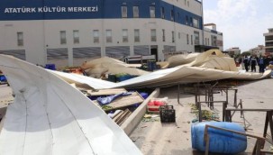 İzmir'deki fırtınada çatı pazar yerinin üzerine uçtu: 2 yaralı