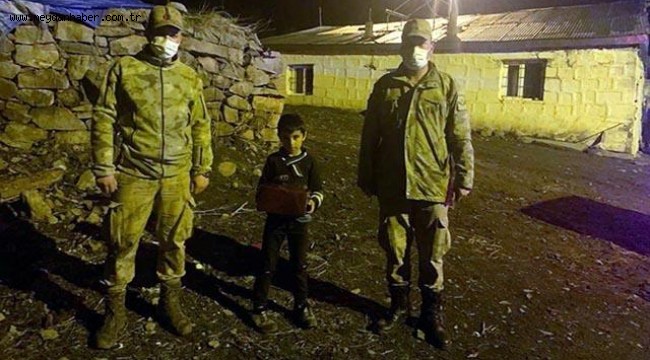 Jandarmadan izolasyondaki çocuğa doğum günü sürprizi