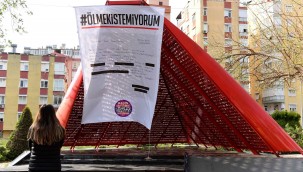Kaldırılan dilekçe Al Yazma Anıtı'na asıldı
