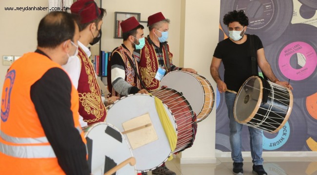 KÜÇÜKÇEKMECELİ DAVULCULAR, MÜZİK AKADEMİSİ'NDE