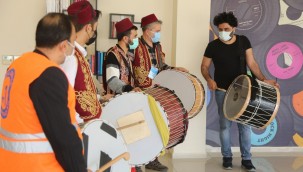 KÜÇÜKÇEKMECELİ DAVULCULAR, MÜZİK AKADEMİSİ'NDE