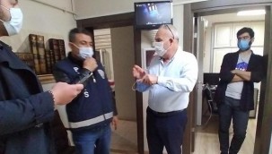 PCR testi pozitif çıkan avukat, bürosunda yakalandı