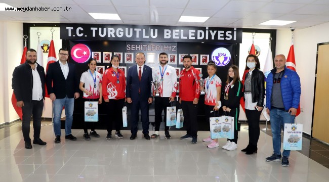 Şampiyon Sporcular Başarılarını Başkan Çetin Akın ile Paylaştı