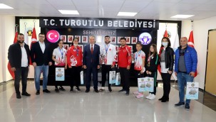 Şampiyon Sporcular Başarılarını Başkan Çetin Akın ile Paylaştı