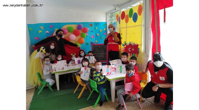 SÜPER KAHRAMANLARDAN MİNİKLERE HAYVAN SEVGİSİ