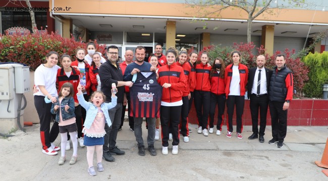 Turgutlu Belediyespor Kadın Basketbol Takımından Gamalı Köftecisine Teşekkür Ziyareti