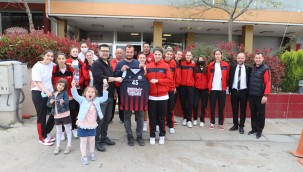 Turgutlu Belediyespor Kadın Basketbol Takımından Gamalı Köftecisine Teşekkür Ziyareti