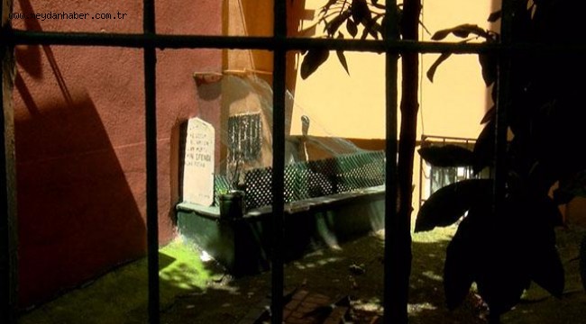 Üzerine bina inşa edilen mezar görenleri şaşkına çeviriyor