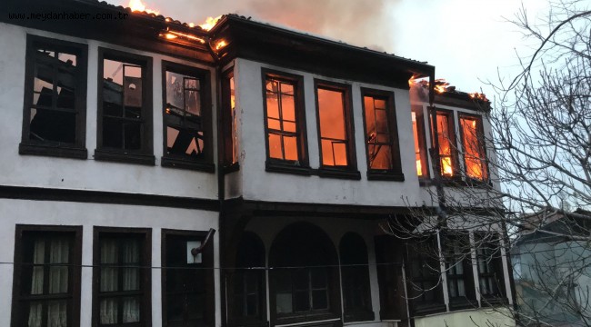 Yanan Bina Gece Saatlerinde Yıkıldı