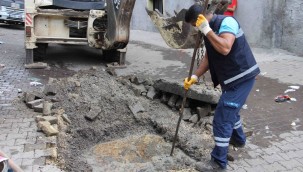 YANLIŞ KULLANIM SONUCU TIKANAN ALTYAPIDA TEMİZLİK SÜRÜYOR