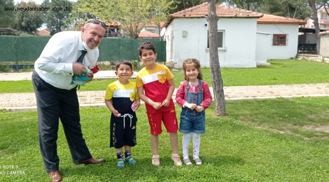 Yeni Bağarasında Mahalleyi Gezen Muhtar , çocukların bayramını kutladı