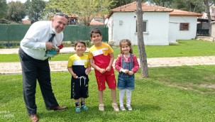 Yeni Bağarasında Mahalleyi Gezen Muhtar , çocukların bayramını kutladı