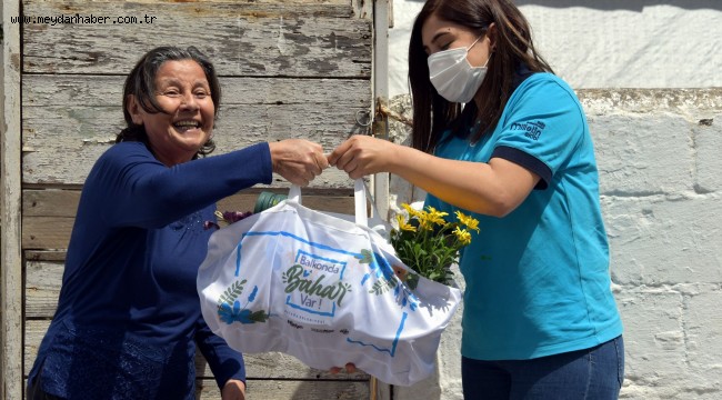 Aliağa Belediyesi'nin Çiçek Dağıtımları Sürüyor