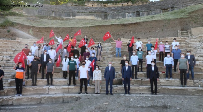 BAŞKAN GENÇLERLE ANTİK TİYATRODA BULUŞTU