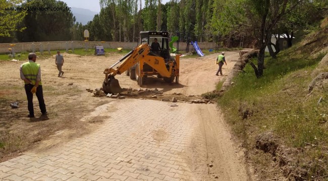 Başkan Yılmazlar, kırsalda mahalle içi kilit parke taş döşeme çalışmalarını inceledi