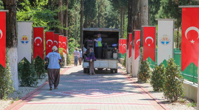 Bu dünyadan göçüp gitmiş annelerin mezarlarına Büyükşehir'den çiçek
