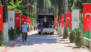 Bu dünyadan göçüp gitmiş annelerin mezarlarına Büyükşehir'den çiçek