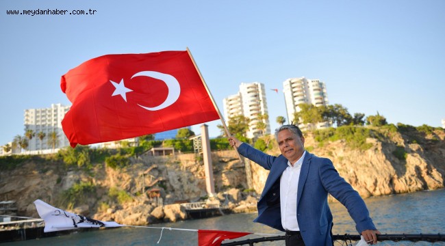 Denizde ve karada İstiklal Marşı okundu