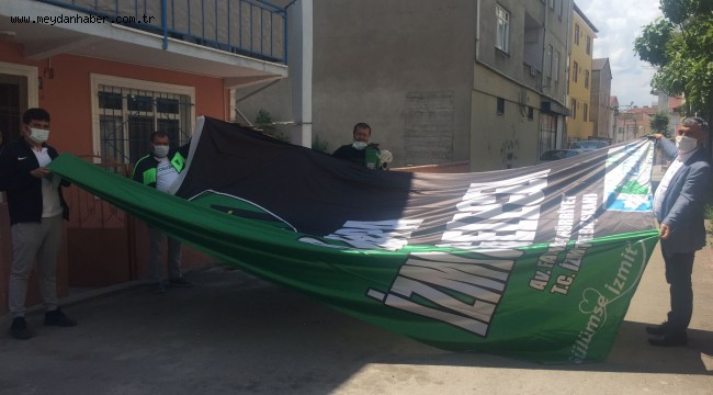 Derinceli taraftarın yeşil-siyah özlemini Hürriyet iki saatte dev bayrakla giderdi