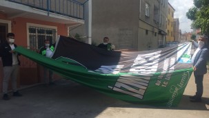 Derinceli taraftarın yeşil-siyah özlemini Hürriyet iki saatte dev bayrakla giderdi