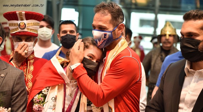 EGO SPORLU DÜNYA AEROBİK CİMNASTİK ŞAMPİYONU AYŞE BEGÜM ONBAŞI BAŞKENT'TE COŞKUYLA KARŞILANDI