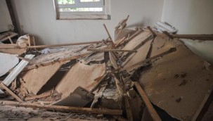 Evin tavanı çöktü, anne ile 6 çocuğu ölümden döndü