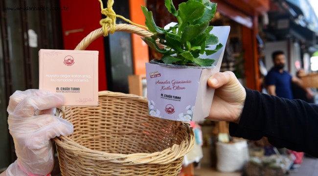 Fatih'te Anneler Günü'nde Annelere Çiçek Hediye